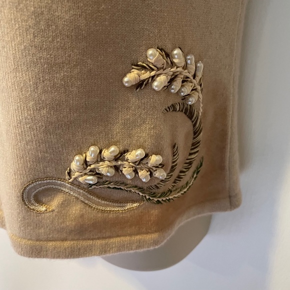 Queen of Cashmere Spinx short sleeved beaded cashmere sweater - Picture 4 of 10